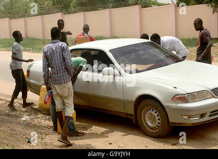 Jungen Benzin aus Cannisters und Plastikflaschen, am Straßenrand in der Hauptstadt Juba, Südsudan, 22. Juni 2016 zu verkaufen. Nach dem Zusammenbruch der Öl-Produktion ist der Preis für Benzin steil gestiegen. Viele Tankstellen haben geschlossen, mit lange Schlangen von wartenden Autos oft außerhalb der anderen bilden. FOTO: ANNA MAYUNI KERBER/DPA Stockfoto