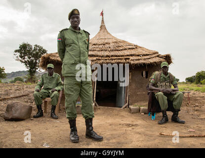 SPLA-IO Soldaten sitzen außerhalb ihrer einfachen Ton-Hütte, auf einem Sockel am Stadtrand der Hauptstadt Juba, Südsudan, 22. Juni 2016. Ein Friedensabkommen plant die Integration der ehemaligen Rebellen in die bewaffneten Kräfte (SPLA). Es ist tiefes Misstrauen auf beiden Seiten. FOTO: ANNA MAYUNI KERBER/DPA Stockfoto