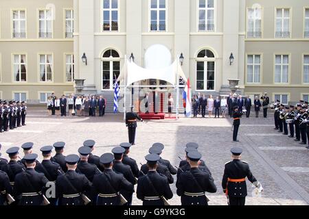 (160704) - den Haag, 4. Juli 2016 (Xinhua)--niederländische König Willem-Alexander und Maxima der Königin erhalten griechische Staatspräsident Prokopis Pavlopoulos und seine Frau im Palast Noordeinde in den Haag, die Niederlande, 4. Juli 2016.  (Xinhua/Sylvia Lederer) (Zjy) Stockfoto