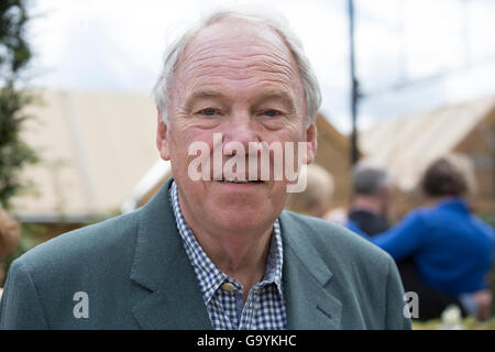 Ex-Nachrichtensprecher Peter Sissons besucht Hampton Court Palace Flower Show 2016 Stockfoto