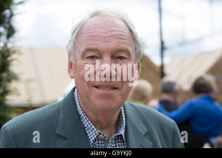 Ex-Nachrichtensprecher Peter Sissons besucht Hampton Court Palace Flower Show 2016 Stockfoto