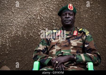 James Kang Chol, ein hochrangiges Mitglied der SPLA-IO, sitzt in einem Ex-Rebellen-Lager am Rande der Hauptstadt Juba, Südsudan, 22. Juni 2016. Ein Friedensabkommen hat einen Weg für die Integration der ehemaligen Rebellen in die bewaffneten Kräfte (SPLA) zur Verfügung gestellt. Es gibt große Misstrauen auf beiden Seiten. FOTO: ANNA MAYUNI KERBER/DPA Stockfoto