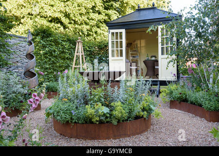 Final5 Retreat Sommer gestaltete Garten von Martin Royer an der RHS Hampton Court Palace Flower Show, Hampton, England, UK. 4. Juli 2016 Credit: P Tomlins/Alamy Live-Nachrichten Stockfoto