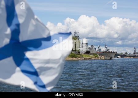 Flagge der russischen Marine Fähnrich, ein Symbol der russischen Flotte fliegt auf einem militärischen Schiff im Bereich Hafen von Kaliningrad, Russland, 9. Juni 2016. Foto: Alexander Podgorchuk/dpa Stockfoto