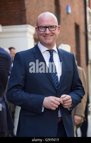 London. VEREINIGTES KÖNIGREICH. 4. Juli 2016. Stellvertretender Vorsitzender der UKIP, Paul Nuttall im Gespräch mit Journalisten nach einer Rede von Nigel Farage ankündigt, dass er als UKIP Führer an der Emanuel-Centre in Westminster zurücktritt. Nigel Farage sagte, dass sein politisches Ziel erreicht worden ist, nach dem Sieg für die "Beurlaubung" Seite und Austritt in das EU-Referendum. Bildnachweis: Vickie Flores/Alamy Live-Nachrichten Stockfoto