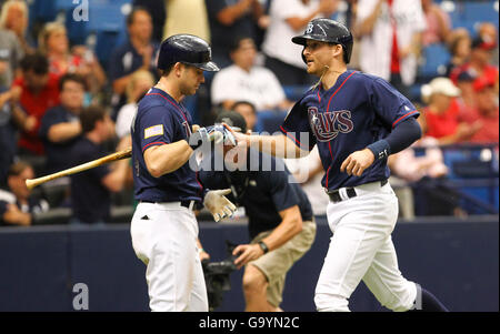 St. Petersburg, Florida, USA. 4. Juli 2016. WILL VRAGOVIC | Times.Tampa Bay Strahlen dritte Baseman Evan Longoria (3), links, high Fives Tampa Bay Rays Shortstop Brad Miller (13) nach seinem Solo Homerun im dritten Inning das Spiel zwischen den Los Angeles Angels und die Tampa Bay Rays im Tropicana Field in St. Petersburg, Florida am Montag, 4. Juli 2016. © Willen Vragovic/Tampa Bay Times / ZUMA Draht/Alamy Live News Stockfoto