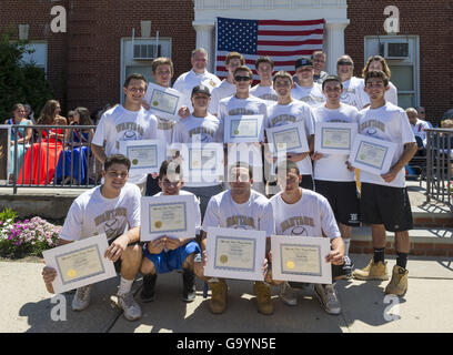 Wantagh, New York, USA. 4. Juli 2016. Die Wantagh High School Baseball-Team erhielt für den Staat New York Titelgewinn - das erste seit 1998 - und Veredelung auf der Long Island Baseball Power Rankings, während der 60. jährliche Miss Wantagh Wahl Krönung Zeremonie, eine Tradition der Unabhängigkeitstag auf Long Island von Nassaun County Executive Mangano ausgestellte Zertifikate. © Ann Parry/ZUMA Draht/Alamy Live-Nachrichten Stockfoto