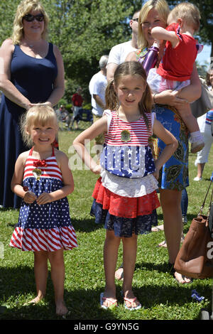 Wantagh, New York, USA. 4. Juli 2016. Junge Isters sind gekleidet in patriotischen roten weißen und blauen Kleidern im Publikum der 60. jährliche Miss Wantagh Festzug Krönung Zeremonie, eine Tradition der Unabhängigkeitstag auf Long Island. Seit 1956, die Miss Wantagh Festspiele, die kein Schönheitswettbewerb ist, Kronen eine Fläche high School Kursteilnehmer vor allem auf wissenschaftliche Exzellenz und Zivildienst basiert. © Ann Parry/ZUMA Draht/Alamy Live-Nachrichten Stockfoto