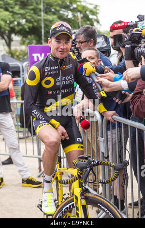 Angers, Frankreich. 4. Juli 2016. Thomas Voeckler umgeben von Presse bei der 103. Auflage der Tour de France in Angers, Frankreich. Bildnachweis: Julian Elliott/Alamy Live-Nachrichten Stockfoto