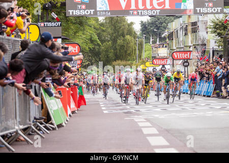 Angers, Frankreich. 4. Juli 2016. Mark Cavendish gewinnt Etappe 3 der 103. Auflage der Tour de France in Angers, Frankreich. Bildnachweis: Julian Elliott/Alamy Live-Nachrichten Stockfoto