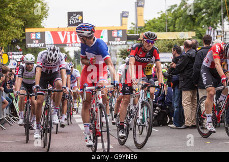 Angers, Frankreich. 4. Juli 2016. Radfahrer am Ende der Stufe 3 der 103. Auflage der Tour de France in Angers, Frankreich. Bildnachweis: Julian Elliott/Alamy Live-Nachrichten Stockfoto