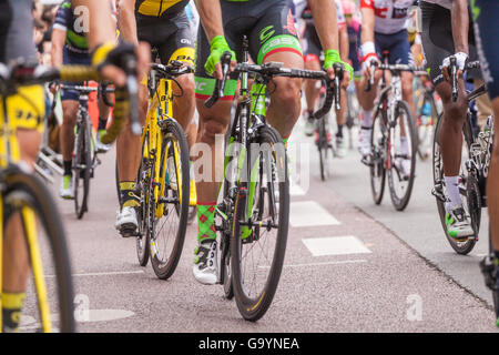 Angers, Frankreich. 4. Juli 2016. Radfahrer am Ende der Stufe 3 der 103. Auflage der Tour de France in Angers, Frankreich. Bildnachweis: Julian Elliott/Alamy Live-Nachrichten Stockfoto