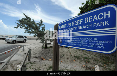 Stuart, Vereinigte Staaten von Amerika. 4. Juli 2016. 4. Juli 2016 wird der Eingang zur Badewanne Reef Beach in Stuart, Florida, am 4. Juli 2016 gesehen. Die beliebten Badestrand, normalerweise beschäftigt auf der Fourth Of July-Urlaub, ist vor allem menschenleer, wie giftige Algenblüten im Wasser Grafschaft Beamten vorübergehend schließen den Strand zum Schwimmen gezwungen haben. (Paul Hennessy/Alamy) Stockfoto