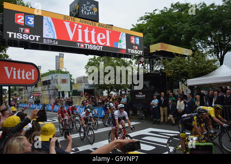 Angers, Frankreich. 4. Juli 2016. 3. Etappe Tour de France 2016. Ersten über die Ziellinie. Bildnachweis: Victoria Simmonds/Alamy Live-Nachrichten Stockfoto