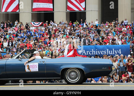 Washington, DC, USA. 4. Juli 2016. Miss DC hervorragende Teen nimmt Teil an der Independence Day-Parade in Washington, D.C., Hauptstadt der Vereinigten Staaten, 4. Juli 2016. Die Vereinigten Staaten feierte seinen 240. Unabhängigkeitstag am Samstag. Bildnachweis: Xinwen/Xinhua/Alamy Live-Nachrichten Stockfoto