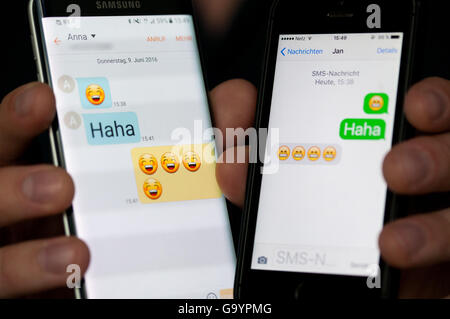 Berlin, Deutschland. 9. Juni 2016. Lachen Smilies displays von Android-Smartphones (l) und ein iPhone in Berlin, Deutschland, 9. Juni 2016. Monika Skolimowska/Dpa/Alamy Live News Stockfoto