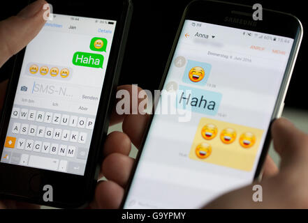 Berlin, Deutschland. 9. Juni 2016. Lachen Smilies zeigt Android-Smartphone (R) und ein iPhone in Berlin, Deutschland, 9. Juni 2016. Monika Skolimowska/Dpa/Alamy Live News Stockfoto