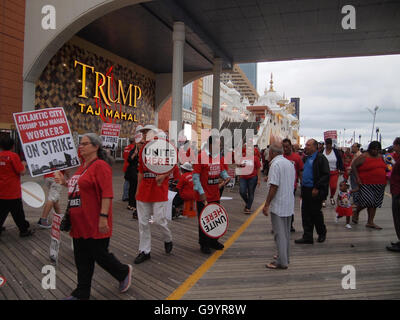 Atlantic City, NJ, USA. 4. Juli 2016. Arbeiter Streik, marschieren in Streikposten Linien und halten Zeichen außerhalb des Trump Taj Mahal Kasinos auf der Promenade am 4. Juli 2016 in Atlantic City, New Jersey. Bildnachweis: Cheryl Moulton/Alamy Live-Nachrichten Stockfoto