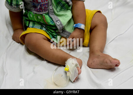 (160705)--Kairo, 5. Juli 2016 (Xinhua)--Foto am 3. Juli 2016 zeigt ein Kind empfangen Chemotherapie bei der Kindes Cancer Hospital Egypt 57357 in Kairo, Ägypten. Im Herzen der ägyptischen Hauptstadt Kairo erhalten Tausende von krebskranken Kindern kostenlose Behandlung bei der Kindes Cancer Hospital Egypt 57357, das größte Kind Krebskrankenhaus der Welt. Kinder Krebskrankenhaus Ägypten 57357, mit 13 Einheiten gilt ein Paradies für Kinder mit Krebs nicht nur aus Ägypten, sondern auch aus dem Nahen Osten und Afrika. Das Krankenhaus wurde 2007 erbaut und ist vollständig abhängig von Stockfoto