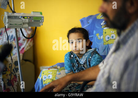 (160705)--Kairo, 5. Juli 2016 (Xinhua)--Foto am 3. Juli 2016 zeigt ein Kind, die medizinische Behandlung bei der Kindes Cancer Hospital Egypt 57357 in Kairo, Ägypten. Im Herzen der ägyptischen Hauptstadt Kairo erhalten Tausende von krebskranken Kindern kostenlose Behandlung bei der Kindes Cancer Hospital Egypt 57357, das größte Kind Krebskrankenhaus der Welt. Kinder Krebskrankenhaus Ägypten 57357, mit 13 Einheiten gilt ein Paradies für Kinder mit Krebs nicht nur aus Ägypten, sondern auch aus dem Nahen Osten und Afrika. Das Krankenhaus wurde 2007 erbaut und ist vollständig abhängig von dona Stockfoto