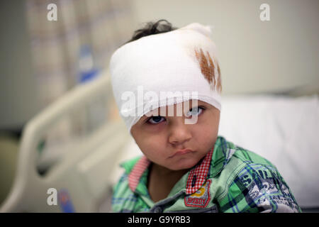 (160705)--Kairo, 5. Juli 2016 (Xinhua)--Foto am 3. Juli 2016 zeigt ein Kind, die medizinische Behandlung bei der Kindes Cancer Hospital Egypt 57357 in Kairo, Ägypten. Im Herzen der ägyptischen Hauptstadt Kairo erhalten Tausende von krebskranken Kindern kostenlose Behandlung bei der Kindes Cancer Hospital Egypt 57357, das größte Kind Krebskrankenhaus der Welt. Kinder Krebskrankenhaus Ägypten 57357, mit 13 Einheiten gilt ein Paradies für Kinder mit Krebs nicht nur aus Ägypten, sondern auch aus dem Nahen Osten und Afrika. Das Krankenhaus wurde 2007 erbaut und ist vollständig abhängig von dona Stockfoto