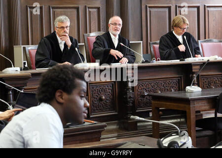 Hamburg, Deutschland. 5. Juli 2016. Der Angeklagte Harry S. (FRONT L) sitzt im Gerichtssaal von der Strafjustiz Gebäude in Hamburg, Deutschland, 5. Juli 2016. Vorsitzende Richter Klaus Ruehle (C) und anderen Mitgliedern der klinischen Prüfung können im Hintergrund zu sehen. Die Bundesanwaltschaft wirft die 27-j hrige deutschen Staatsbürger, der Mitgliedschaft in der ausländischen Terrororganisation islamischer Staat im Irak und größere Syrien (IS) und wegen Verstoßes gegen das Waffengesetz Kontrolle Krieg. Foto: BODO MARKS/Dpa/Alamy Live-Nachrichten Stockfoto