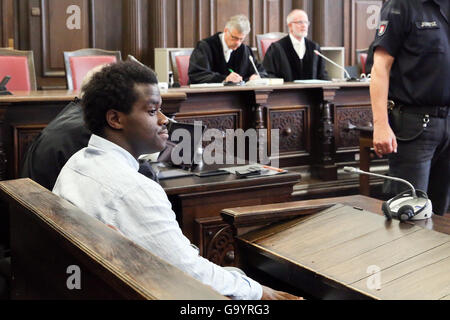 Hamburg, Deutschland. 5. Juli 2016. Der Angeklagte Harry S. (FRONT L) sitzt im Gerichtssaal von der Strafjustiz Gebäude in Hamburg, Deutschland, 5. Juli 2016. Vorsitzende Richter Klaus Ruehle (R) und anderen Mitgliedern der klinischen Prüfung können im Hintergrund zu sehen. Die Bundesanwaltschaft wirft die 27-j hrige deutschen Staatsbürger, der Mitgliedschaft in der ausländischen Terrororganisation islamischer Staat im Irak und größere Syrien (IS) und wegen Verstoßes gegen das Waffengesetz Kontrolle Krieg. Foto: BODO MARKS/Dpa/Alamy Live-Nachrichten Stockfoto