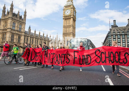 London, UK. 5. Juli 2016. Streikenden Lehrern verwenden einen Banner, um Westminster Bridge aus Protest gegen rassistische Übergriffe in Schulen und Gemeinden seit dem EU-Referendum und die breitere Sündenböcken der Migranten für Probleme, die durch die Regierung strenge und Bildungspolitik zu blockieren. Bildnachweis: Mark Kerrison/Alamy Live-Nachrichten Stockfoto