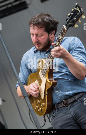 Mailand Italien. 4. Juli 2016. Die amerikanische Band NATHANIEL RATELIFFS & den NACHTSCHWEIß führt live auf der Bühne in Assago Sommerarena während der Straße Musik Kunst Festival Kredit: Rodolfo weitertransferiert/Alamy Live News Stockfoto