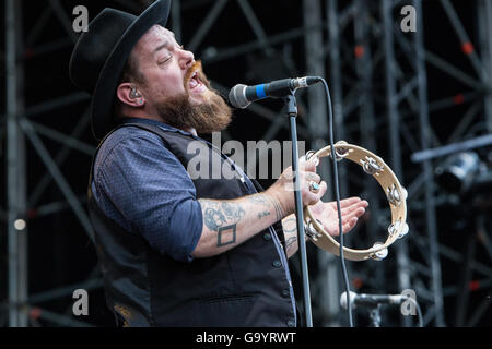 Mailand Italien. 4. Juli 2016. Die amerikanische Band NATHANIEL RATELIFFS & den NACHTSCHWEIß führt live auf der Bühne in Assago Sommerarena während der Straße Musik Kunst Festival Kredit: Rodolfo weitertransferiert/Alamy Live News Stockfoto