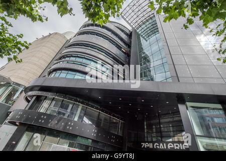 Ein Blick auf bereits geschlossen "Zeilgalerie" in Frankfurt Am Main, Deutschland, 5. Juli 2016. Teile des Einkaufszentrums "My Zeil" werden im Laufe des Jahres rekonstruiert werden, während welcher, die Zeit die Zeilgalerie Gebäude geschlossen und weitgehend entkernt. Foto: BORIS ROESSLER/dpa Stockfoto