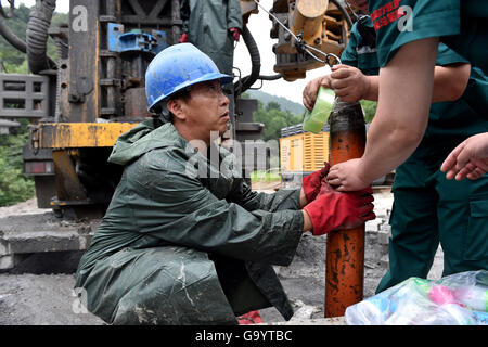 Qinshui, China Shanxi Provinz. 5. Juli 2016. Retter bereiten mir Essen für eingeschlossene Bergleute bei einem überfluteten Kohle in Qinshui Grafschaft, Nord-China Shanxi Provinz, 5. Juli 2016 zu transportieren. Acht Bergleute eingeschlossen unter der Erde transportiert einen Brief an Retter durch einen 117 Meter tiefen Tunnel am Dienstag. Rettungsaktion ist noch im Gange. Bildnachweis: Zhan Yan/Xinhua/Alamy Live-Nachrichten Stockfoto