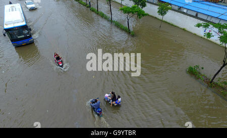 Yangzhou, China Jiangsu Provinz. 5. Juli 2016. Menschen und Fahrzeuge bewegen in einer aufgeweichten Straße in Yangzhou, der ostchinesischen Provinz Jiangsu, 5. Juli 2016. Ein Gewitter getroffen Yangzhou Dienstag. Bildnachweis: Wang Qingchao/Xinhua/Alamy Live-Nachrichten Stockfoto