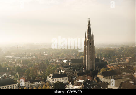 Die Liebfrauenkirche, Blick vom Belfried von Brügge, auch bekannt als der Turm von Belfort. Stockfoto