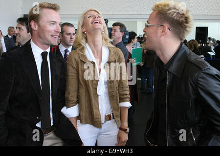 Sänger Ronan Keating (links), seine Frau Yvonne und Westlife-Sängerin Nicky Byrne bei der Vorstellung von Fianna Fail's Kunstprogramm in Dublin. Stockfoto