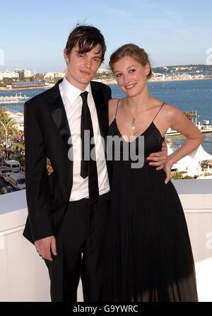 Sam Riley und Alexandra Maria Lara nehmen an einer Fotokonferenz für Control Teil. DRÜCKEN SIE VERBANDSFOTO. Bilddatum: Donnerstag, 17. Mai 2007. Das Foto sollte lauten: Ian West/PA Wire Stockfoto