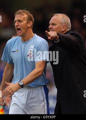 Fußball - Coca-Cola Football League Two - Play Off Halbfinale - zweite Etappe - Lincoln City gegen Bristol Rovers - Sincil Bank. Lincoln City Manager John Schofield (links) und Football-Direktor John Deehan rufen von der Touchline aus an ihre Seite Stockfoto