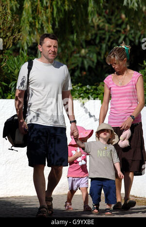 Gerry und Kate McCann bringen ihre Kinder Amelie und Sean (von links nach rechts) zur Kreche in Praia Da Luz, Portugal. Stockfoto