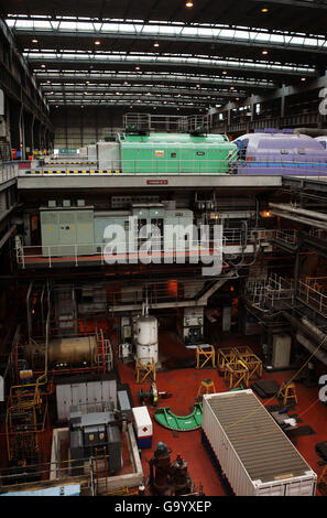 Abgebildet ist eine allgemeine Ansicht des Innenraums der Turbinenhalle im Kraftwerk Longannet. Scottish Power stellte eine Machbarkeitsstudie vor, um seine Kraftwerke in das größte Projekt seiner Art in Europa auf saubere Kohletechnologie umzurüsten Stockfoto