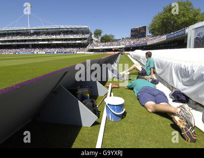 Das Bodenpersonal entspannt sich während des ersten npower-Testmatches im Lord's Cricket Ground, St John's Wood, London. Stockfoto