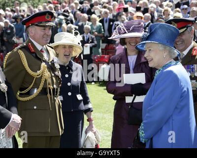 General Sir Richard Dunnatt begrüßt ihre Majestät Königin Elizabeth II., als sie an der Präsentation der neuen Farben für die ehrenwerte Artillery Company in London teilnimmt. DRÜCKEN SIE ASSOCIATON Photo. Stockfoto