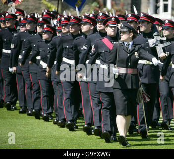 Kapitän Alison Sefton bei dieser Parade am Nachmittag; sie ist die erste weibliche Beamtin in der 470-jährigen Geschichte der ehrenwerten Artillerie Company. Frau Sefton, 31, aus Beckenham, Kent, die eine Buchhalterin der Stadt ist, sagte, dass es ihr eine Ehre sei, Geschichte geschrieben zu haben. Ihre Majestät Königin Elizabeth II. Überreichte die neuen Farben der Honorable Artillery Company in London. DRÜCKEN SIE ASSOCIATON Photo. Stockfoto