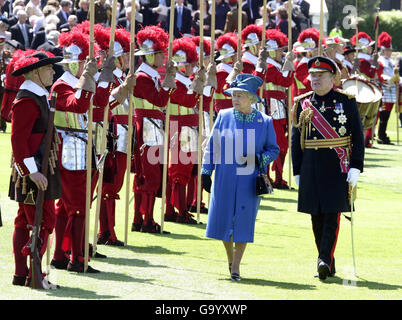 Ihre Majestät Königin Elizabeth II. Bei der Präsentation der neuen Farben an die Honourable Artillery Company in London. DRÜCKEN SIE ASSOCIATON Photo. Stockfoto