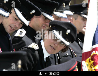 Kapitän Alison Sefton bei dieser Parade am Nachmittag; sie ist die erste weibliche Beamtin in der 470-jährigen Geschichte der ehrenwerten Artillerie Company. Frau Sefton, 31, aus Beckenham, Kent, die eine Buchhalterin der Stadt ist, sagte, dass es ihr eine Ehre sei, Geschichte geschrieben zu haben. Ihre Majestät Königin Elizabeth II. Überreichte die neuen Farben der Honorable Artillery Company in London. DRÜCKEN SIE ASSOCIATON Photo. Stockfoto