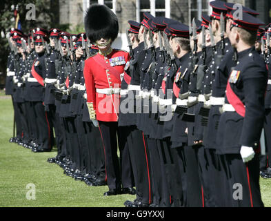 Die Königin stellt die neuen Farben für The Honourable Artillery Stockfoto