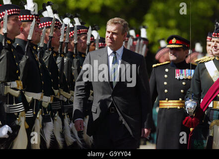 Der Herzog von York inspiziert eine Ehrengarde, die vom Royal Highland Fusiliers, dem 2. Bataillon des Royal Regiment of Scotland, im Holyroodhouse in Edinburgh eingesetzt wird. Stockfoto