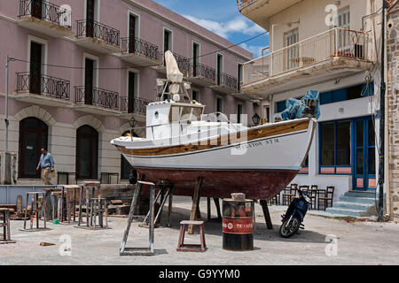 Boot-Restaurierung bei Ermoupoli. Stockfoto