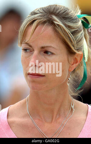 Mädchen fehlt an der Algarve. Kate McCann verlässt die Ortskirche in Praia Da Luz, Portugal, nach dem sonntagsgottesdienst. Stockfoto