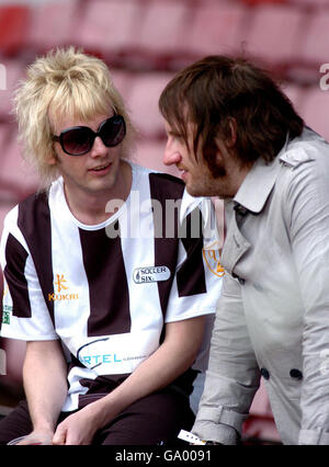 Donny Tourette von Celebrity Big Brother/Towers of London chattet mit einem Freund beim Celebrity Soccer Sixes Turnier in Upton Park, Ost-London. Stockfoto