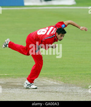 Sajid Mahmood von Lancashire beim Bowling-Spiel gegen Yorkshire während der Friends Provident Trophy Northern Conference im Old Trafford, Manchester. Stockfoto